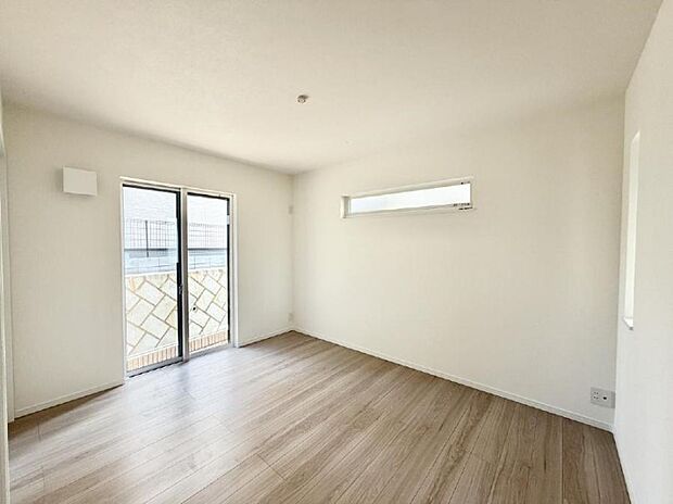 【寝室】■窓の配置や通気性の良い設計で部屋の空気がこもらず、常に新鮮な空気が流れます