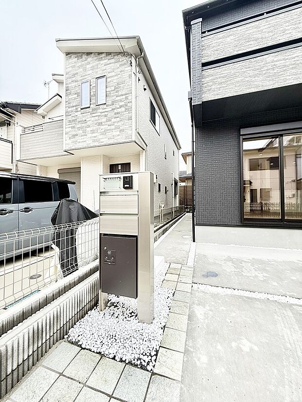 【玄関】■ 心地よい暮らしへとつながる、温かい玄関