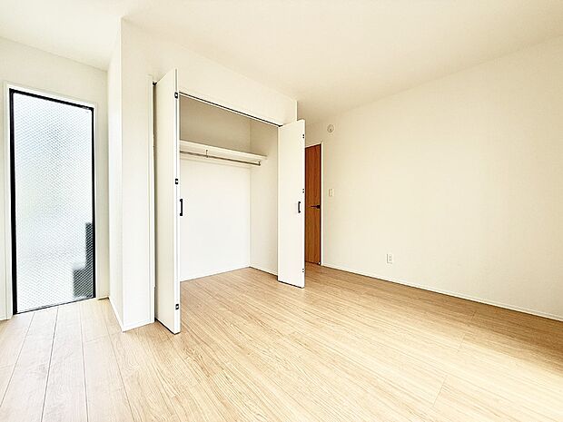 【寝室】■窓の配置や通気性の良い設計で部屋の空気がこもらず、常に新鮮な空気が流れます