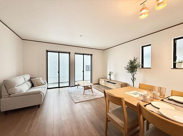 【ダイニング】■読書や趣味リモートワークなどさまざまな用途に対応できる柔軟さがあります