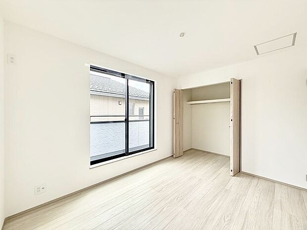 【リビング以外の居室】■落ち着いた色合いのお部屋で穏やかな時間を楽しめます