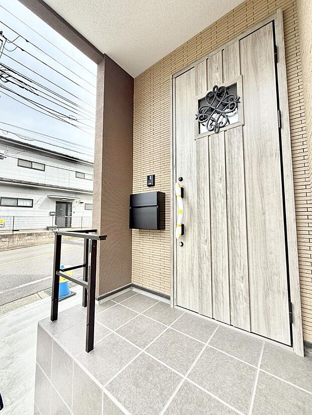 【玄関】■ シンプルで美しく、住まいの第一印象を彩る玄関です