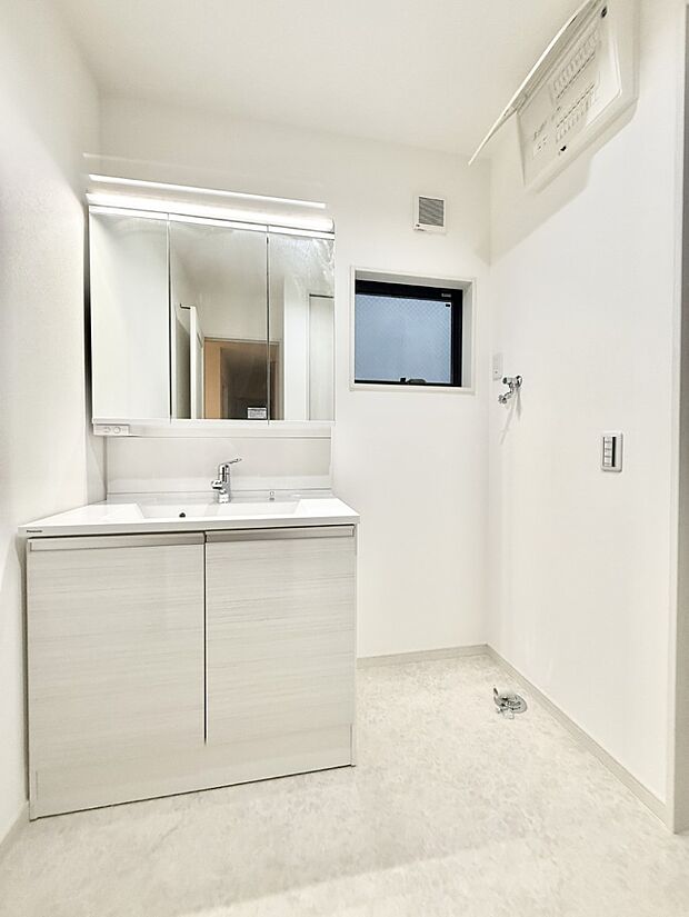 【洗面台・洗面所】■明るい洗面所は毎朝の歯磨きも楽しくできちゃいそうです♪