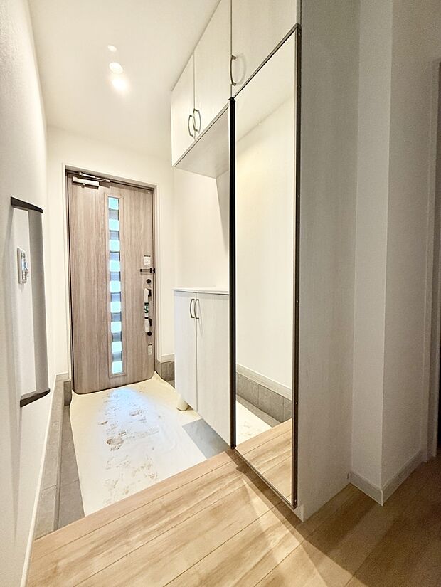 【玄関】■ シンプルで美しく、快適な暮らしの入り口