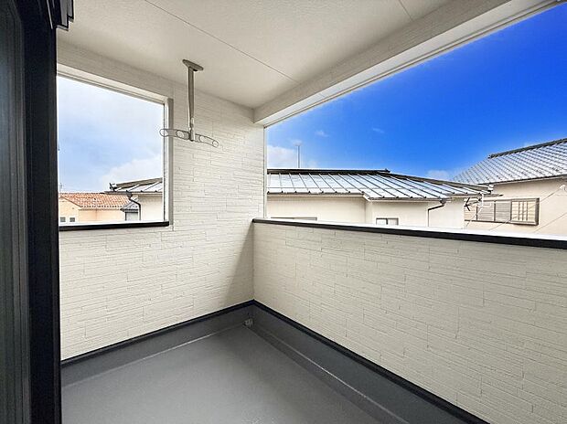 【バルコニー】■ 季節の移ろいを感じられる開放的な空間です