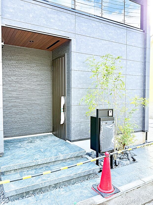 【玄関】■ 帰るたびにホッとする、安心感のある佇まい