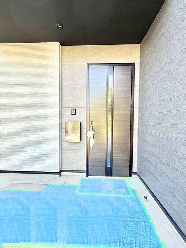 【玄関】■ シンプルで美しく、住まいの第一印象を彩る玄関です