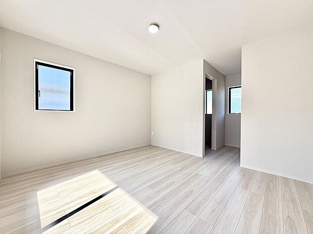 【寝室】■窓の配置や通気性の良い設計で部屋の空気がこもらず、常に新鮮な空気が流れます