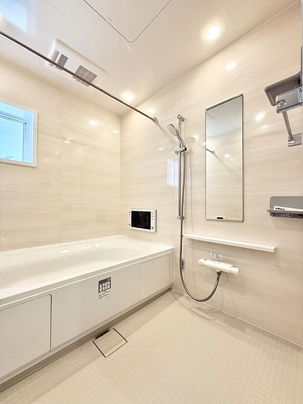 【浴室】■落ち着いた色合いの壁面、ゆっくり寛げるバスルーム