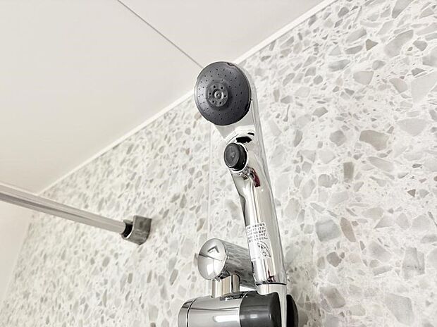 【止水シャワーヘッド】■わざわざシャワー水栓のレバーまで手を伸ばす必要がなく、簡単に止水できる