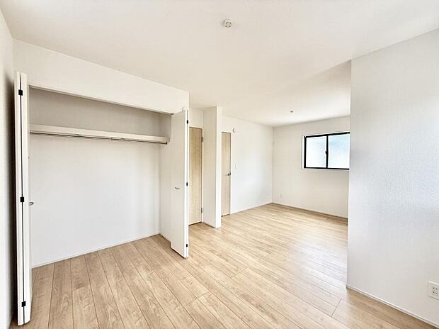 【リビング以外の居室】■落ち着いた色合いのお部屋で穏やかな時間を楽しめます