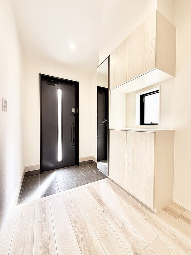 【玄関】■ 家族やゲストをやさしく迎える、心地よい空間