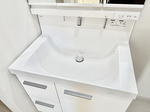 【ハンドシャワー付洗面台】■細かい部分まで洗いやすく便利なハンドシャワー付き