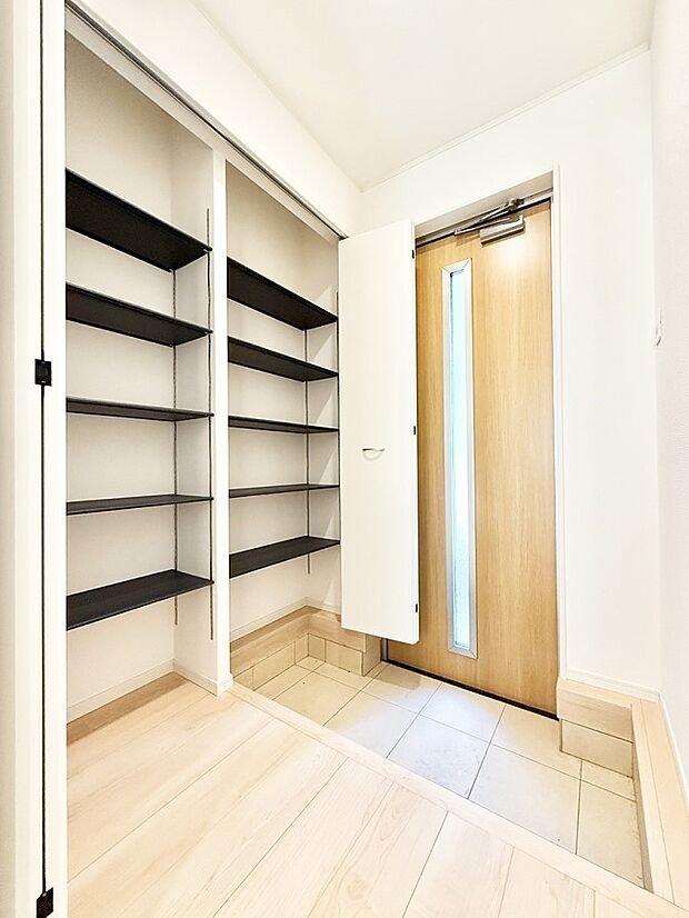 【玄関】■ シンプルで美しく、快適な暮らしの入り口