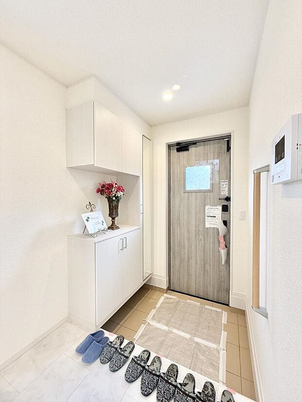 【玄関】■ 家族やゲストをやさしく迎える、心地よい空間