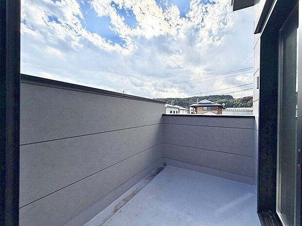 【バルコニー】■ 朝のコーヒーや夜の星空を楽しむ、癒しの場所