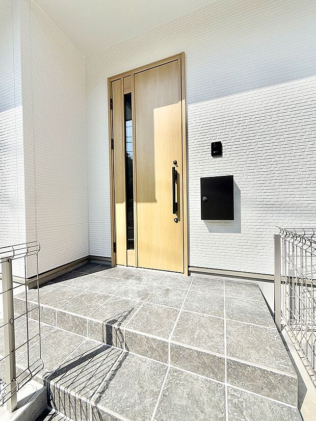 【玄関】■ 帰るたびにホッとする、安心感のある佇まい