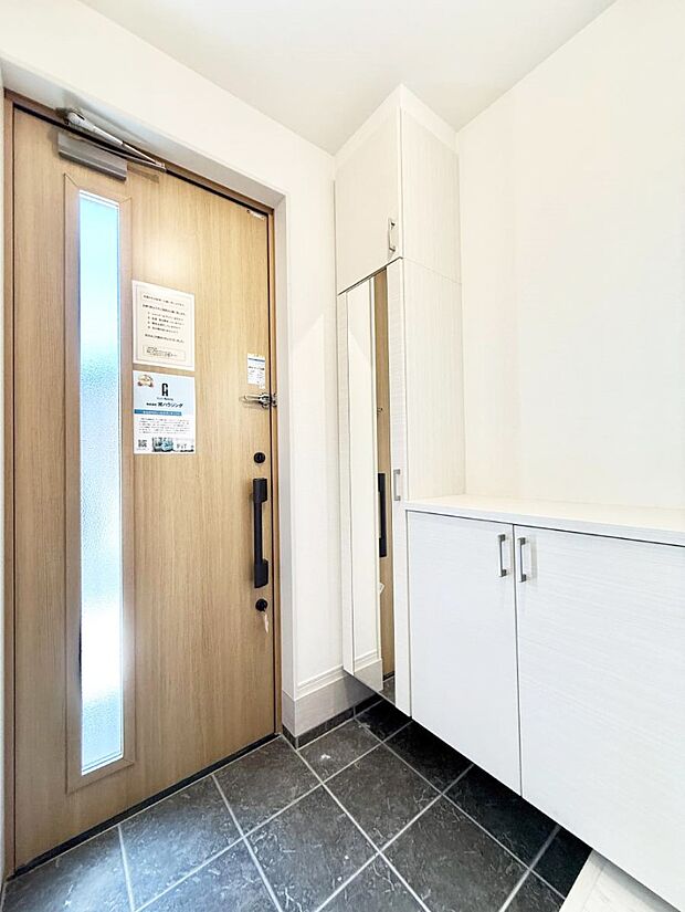 【玄関】■ 家族やゲストをやさしく迎える、心地よい空間