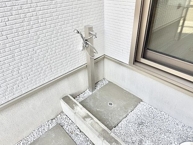 【その他現地】■ガーデニングや洗車などの際に大活躍な屋外立水栓  