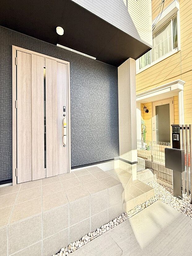 【玄関】■ 心地よい暮らしへとつながる、温かい玄関