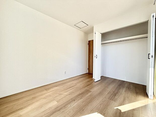 【リビング以外の居室】■清潔感あふれるお部屋で毎日を快適に過ごせます