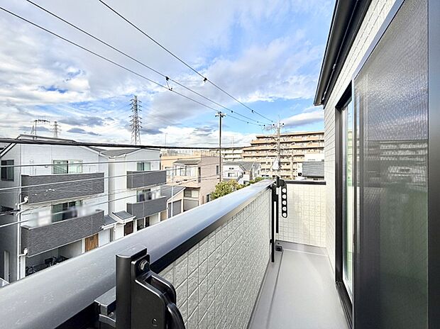 【バルコニー】■ 朝のコーヒーや夜の星空を楽しむ、癒しの場所