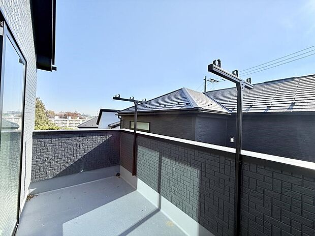 【バルコニー】■ 朝のコーヒーや夜の星空を楽しむ、癒しの場所