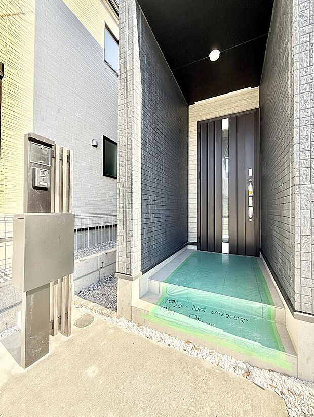 【玄関】■ シンプルで美しく、住まいの第一印象を彩る玄関です