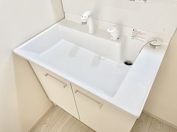 【ハンドシャワー付洗面台】■細かい部分まで洗いやすく便利なハンドシャワー付き