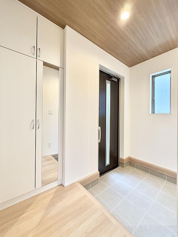 【玄関】■ 家族やゲストをやさしく迎える、心地よい空間