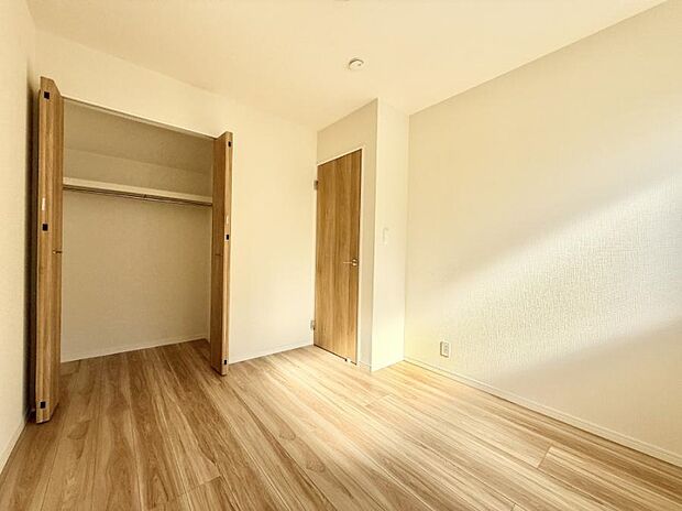 【リビング以外の居室】■清潔感あふれるお部屋で毎日を快適に過ごせます