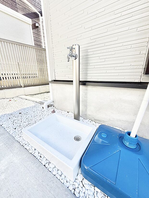 【その他現地】■ガーデニングや洗車などの際に大活躍な屋外立水栓