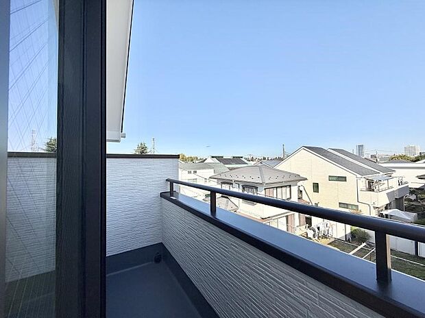 【バルコニー】■ 季節の移ろいを感じられる開放的な空間です