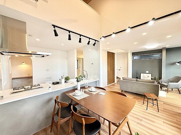 【リビング】■家族の時間を彩る、快適で癒される空間