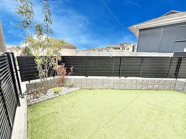 【庭】■敷地内にゆとりある緑のスペースがあり、穏やかな雰囲気です