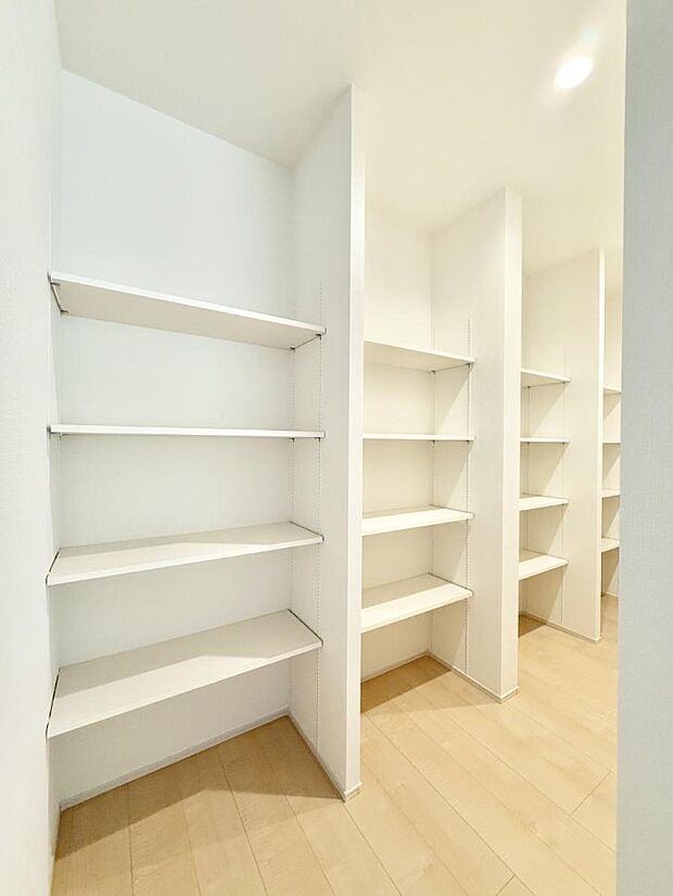 【キッチン】■買いためた食材もすっきり収納できるパントリー付き