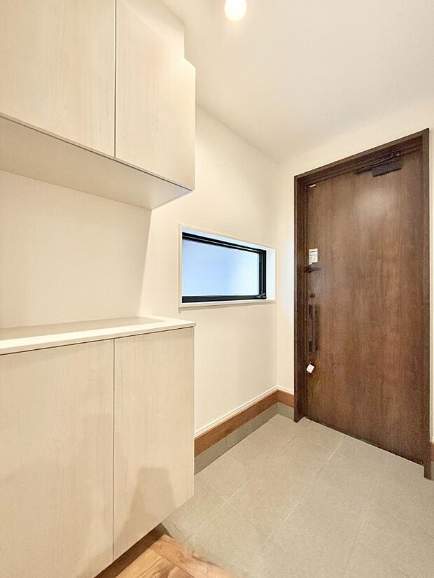 【玄関】■ 家族やゲストをやさしく迎える、心地よい空間