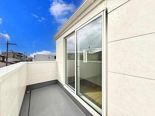 【バルコニー】■ 朝のコーヒーや夜の星空を楽しむ、癒しの場所