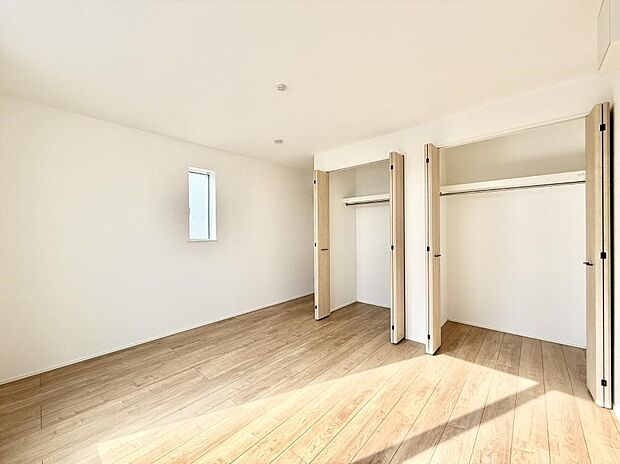 【寝室】■窓の配置や通気性の良い設計で部屋の空気がこもらず、常に新鮮な空気が流れます