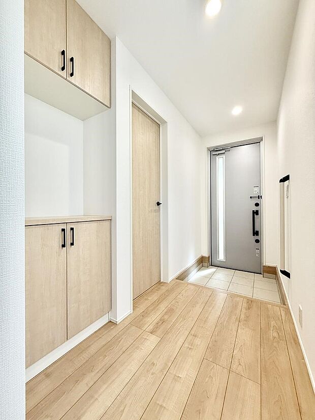 【玄関】■ 家族やゲストをやさしく迎える、心地よい空間