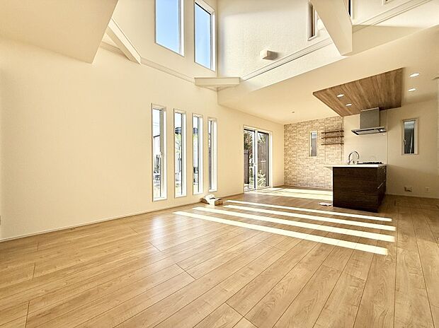 【リビング】■光と風を感じる、リラックスできる空間