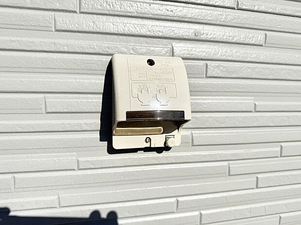 【屋外コンセント】■屋外に電源コンセントがあれば、高圧洗浄機で窓や外壁を掃除するなど便利です。