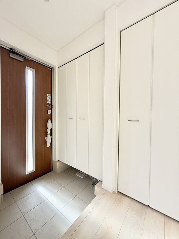 【玄関】■ 家族やゲストをやさしく迎える、心地よい空間