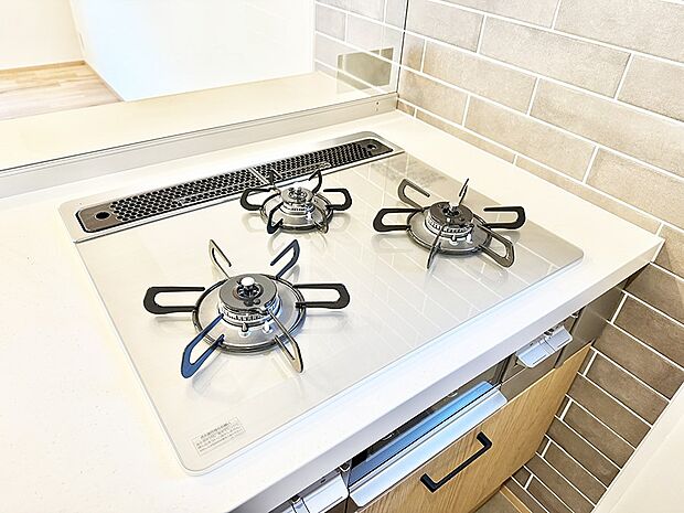 【3口ガスコンロ】■３口コンロのシステムキッチンで料理の手順もスムーズに