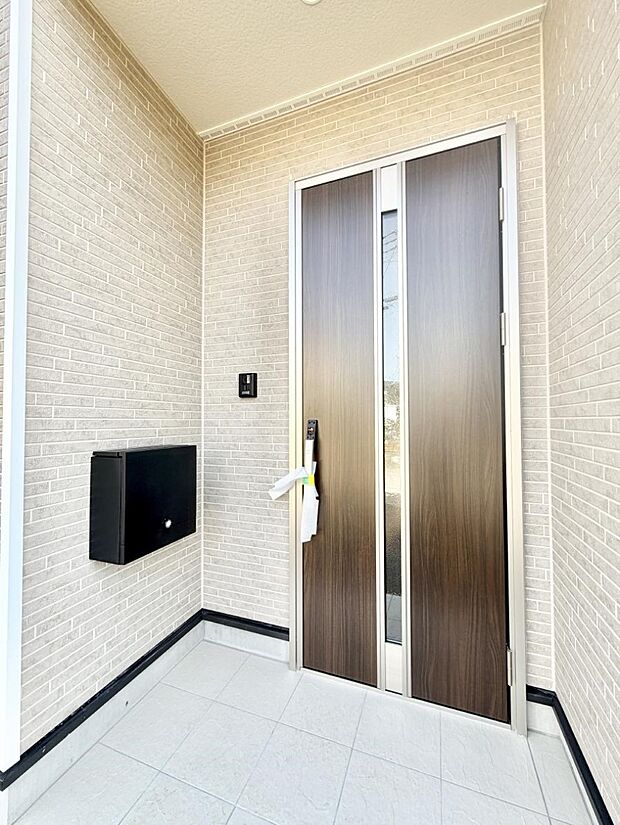 【玄関】■ 心地よい暮らしへとつながる、温かい玄関