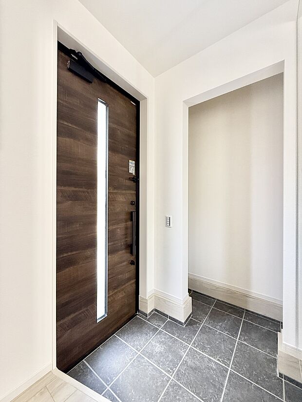 【玄関】■ 家族やゲストをやさしく迎える、心地よい空間