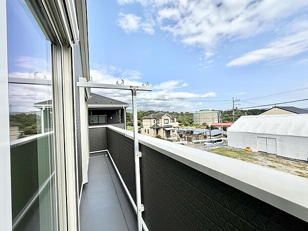 【バルコニー】■ 朝のコーヒーや夜の星空を楽しむ、癒しの場所