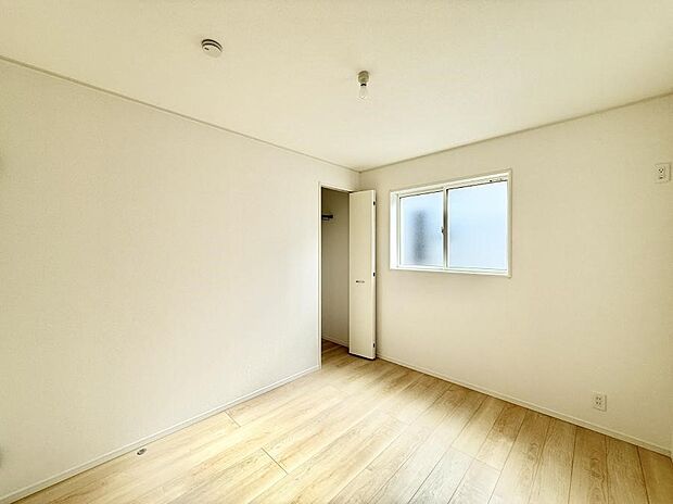 【寝室】■窓の配置や通気性の良い設計で部屋の空気がこもらず、常に新鮮な空気が流れます