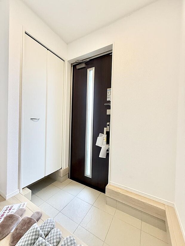 【玄関】■ 家族やゲストをやさしく迎える、心地よい空間