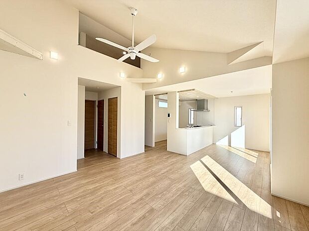 【リビング】■くつろぎと笑顔が集まる、心温まるリビング